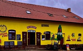 Hrusicka Restaurace A Penzion S Klimatizaci A Parkovistem Pro Motorky A Kola